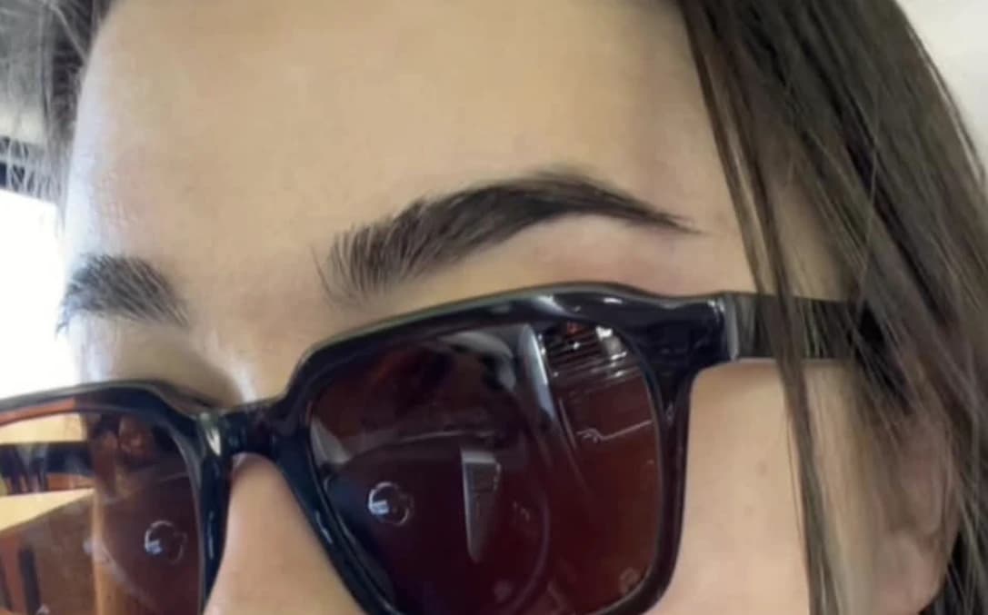 Résultat d'une épilation des sourcils chez Éclat Esthétique — avant et après