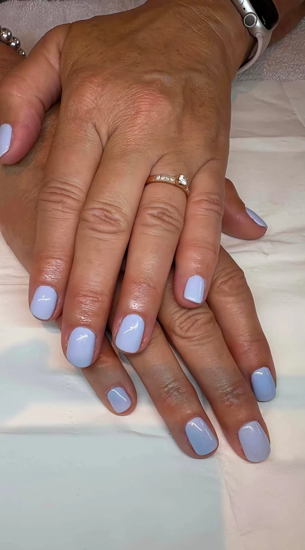 Manucure à Mont-Tremblant : résultat d'une manucure au vernis gel bleu lavande sur des ongles courts et carrés